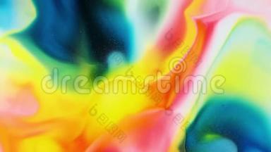 彩虹涂料在水中反应，创造<strong>奇妙</strong>的背景。 流体艺术。